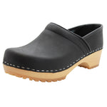 KLÄGN KLÄGN Tindra Wood Closed Back Grip Black Leather Clogs