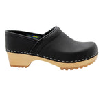 KLÄGN KLÄGN Tindra Wood Closed Back Grip Black Leather Clogs