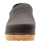 KLÄGN KLÄGN Tindra Wood Closed Back Grip Brown Leather Clogs