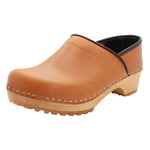 KLÄGN KLÄGN Tindra Wood Closed Back Grip Caramel Veg Tan Leather Clogs