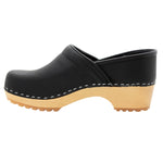 KLÄGN KLÄGN Tindra Wood Closed Back Grip Black Leather Clogs